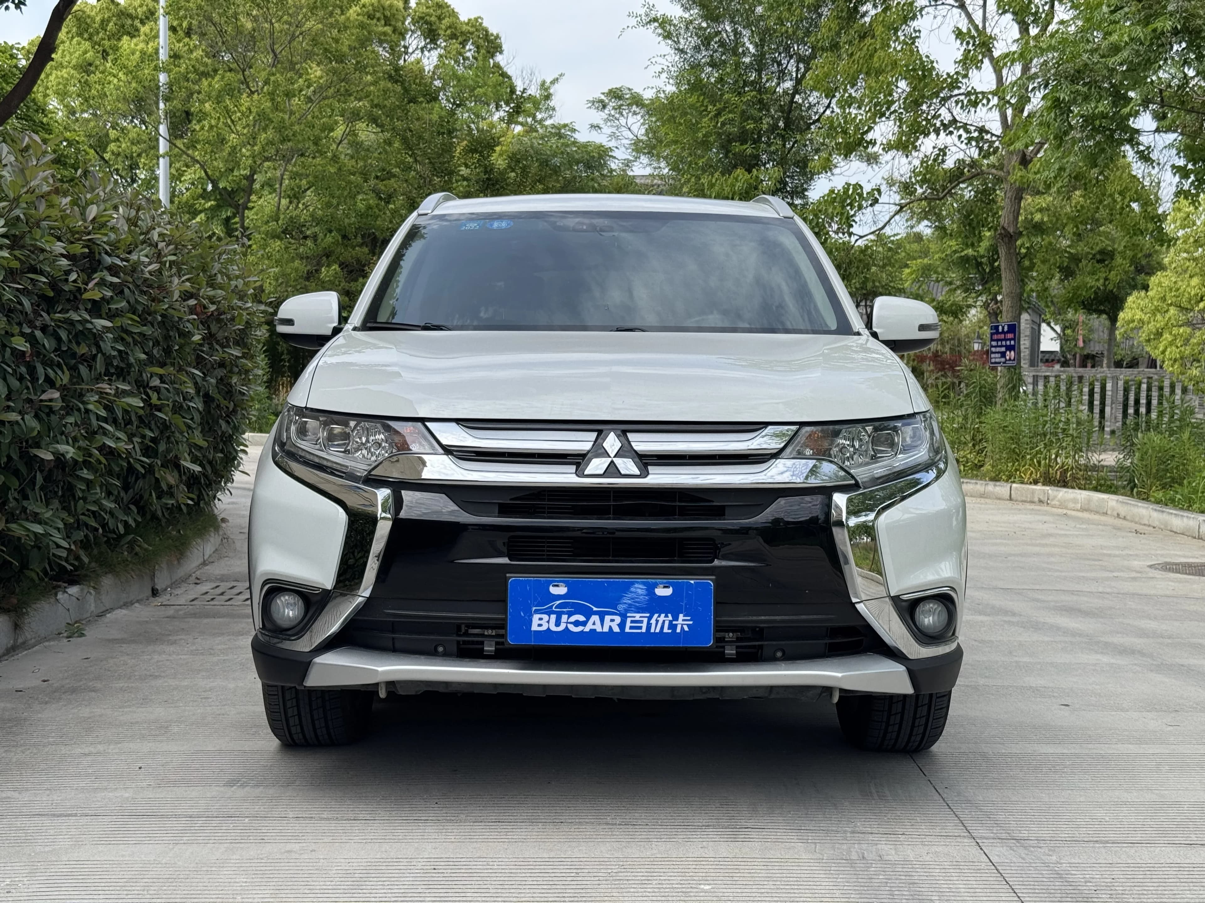 Mitsubishi Outlander 2016 2.4L AWDLuxury 7-Seat