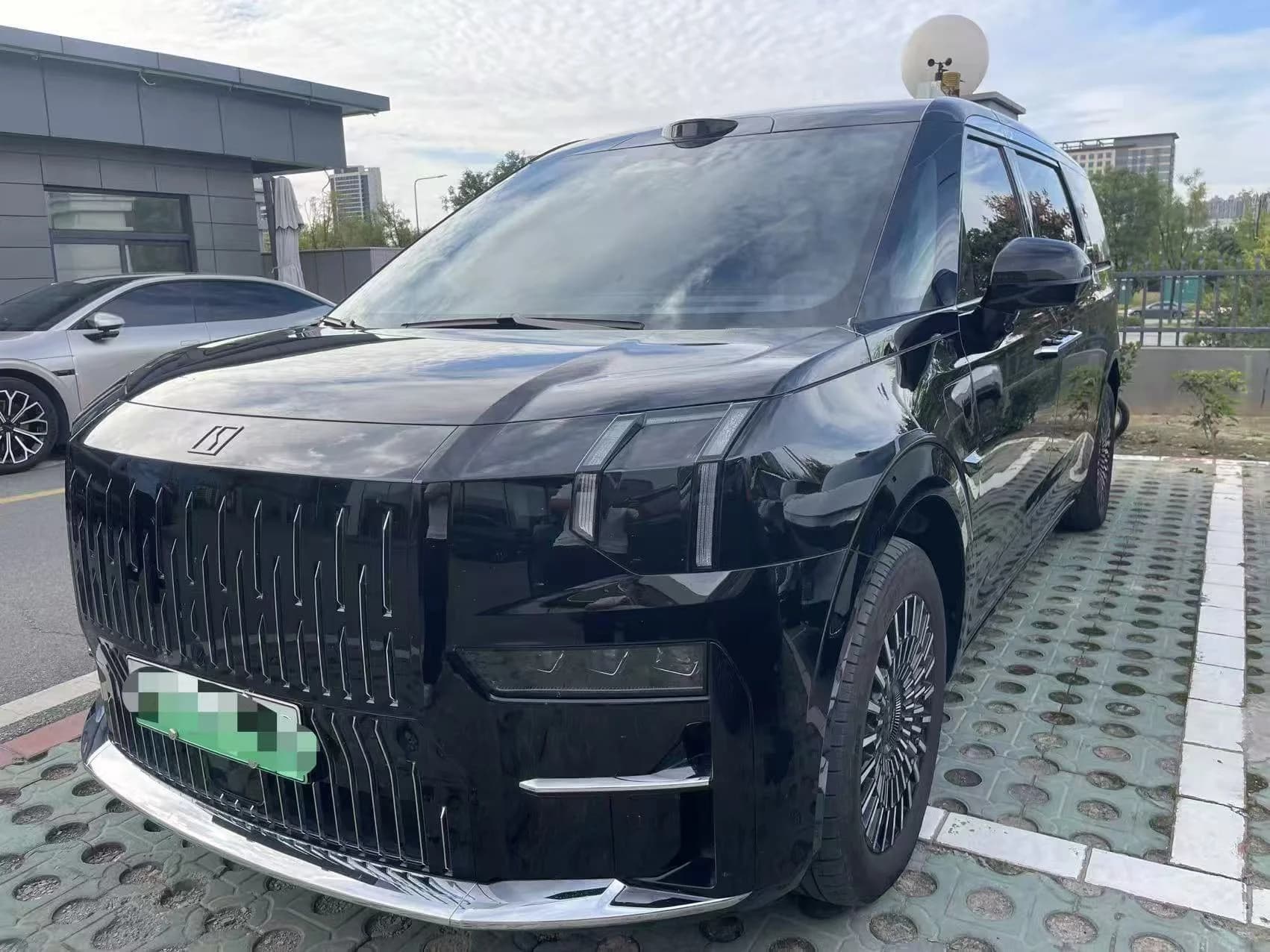 Zeekr 009 2024 6-Seat Executive AWD 108kWh