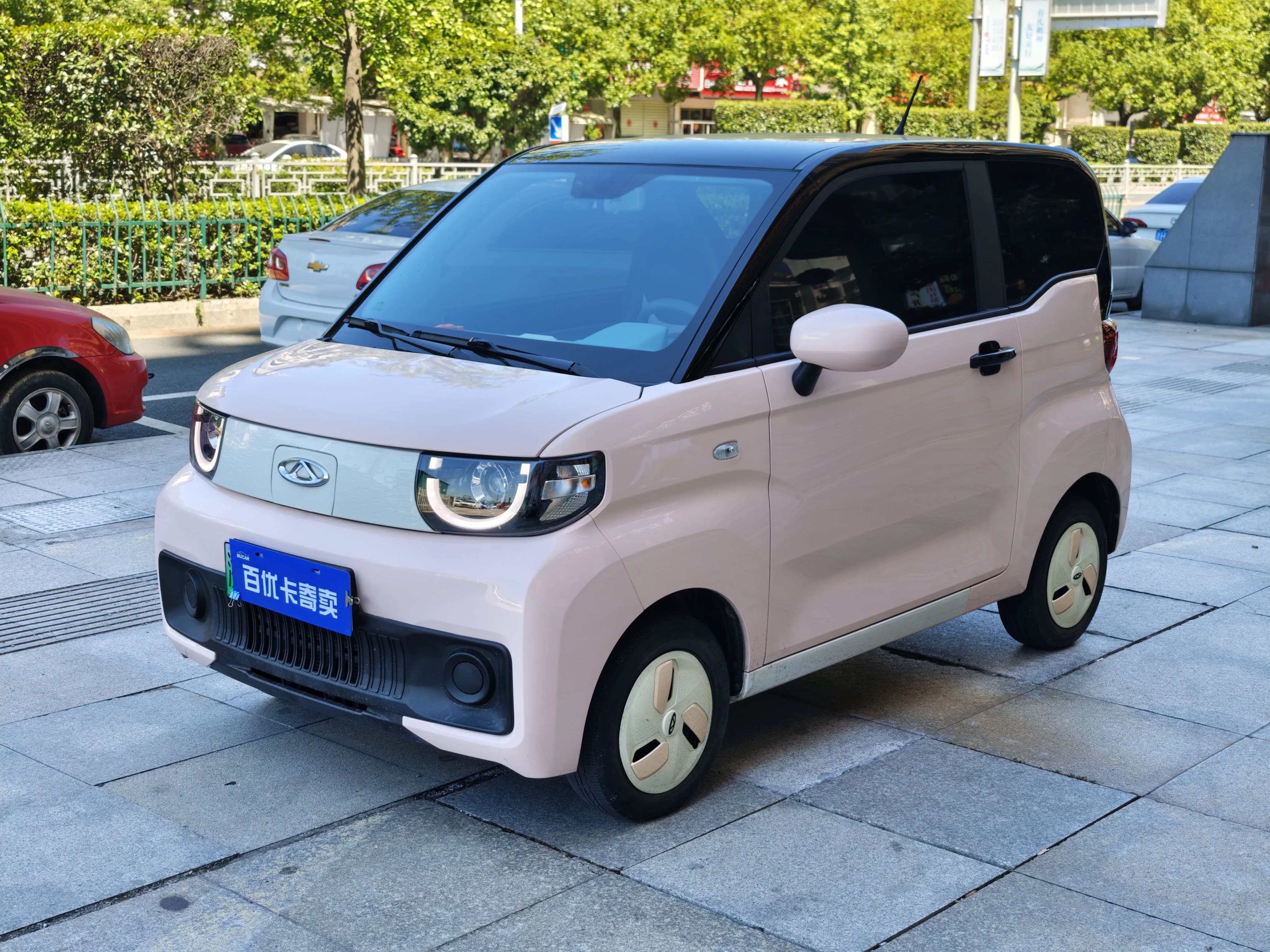 Chery NEV QQ Ice Cream 2022 170km I'm sorry, but "圣代" is not a car specification or trim text. It typically means "sundae" (as in ice cream) in Chinese. Could you please provide the correct car specification text? LFP