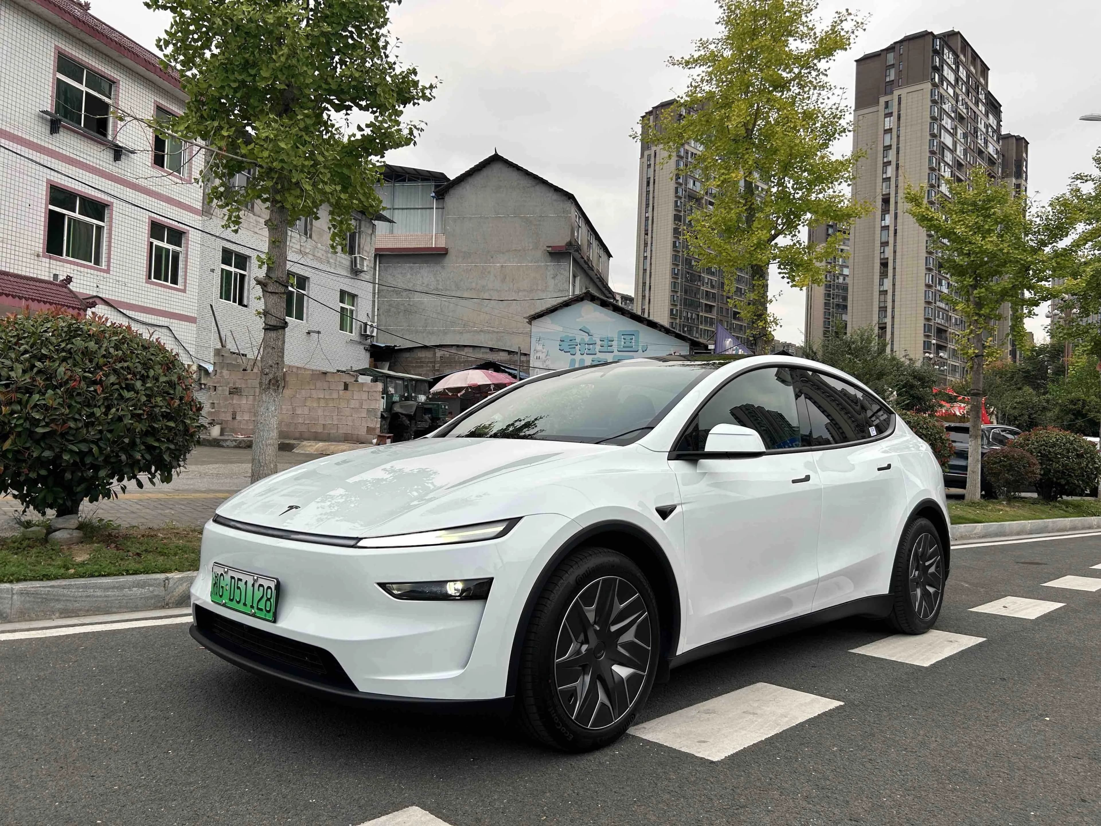 Tesla Model Y L 2025 Long RangeAll-wheel drive