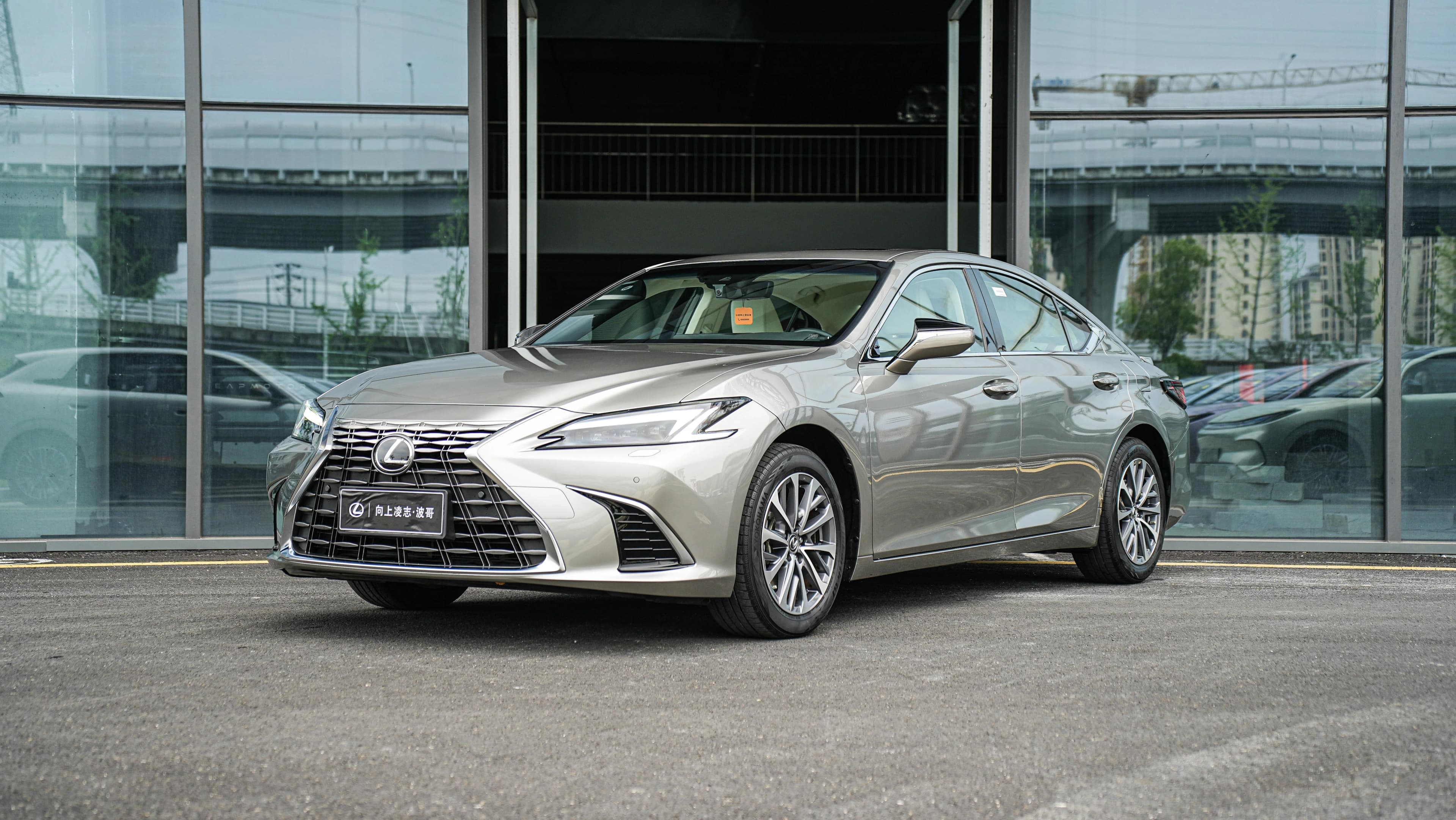 Lexus ES 2025 300h Supreme