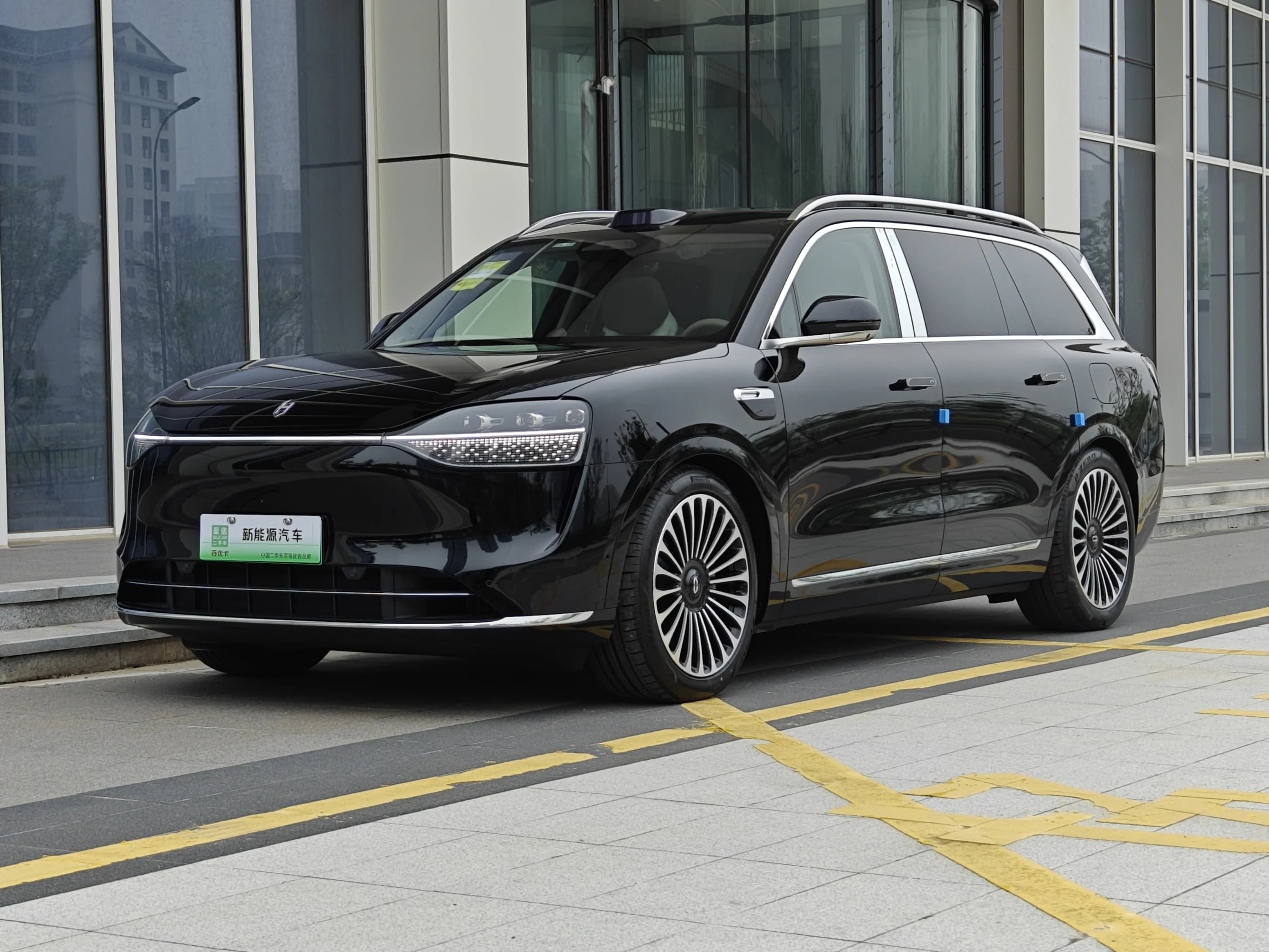 鸿蒙智行 问界M9 2025款 增程 Ultra版 52kWh 6座版
