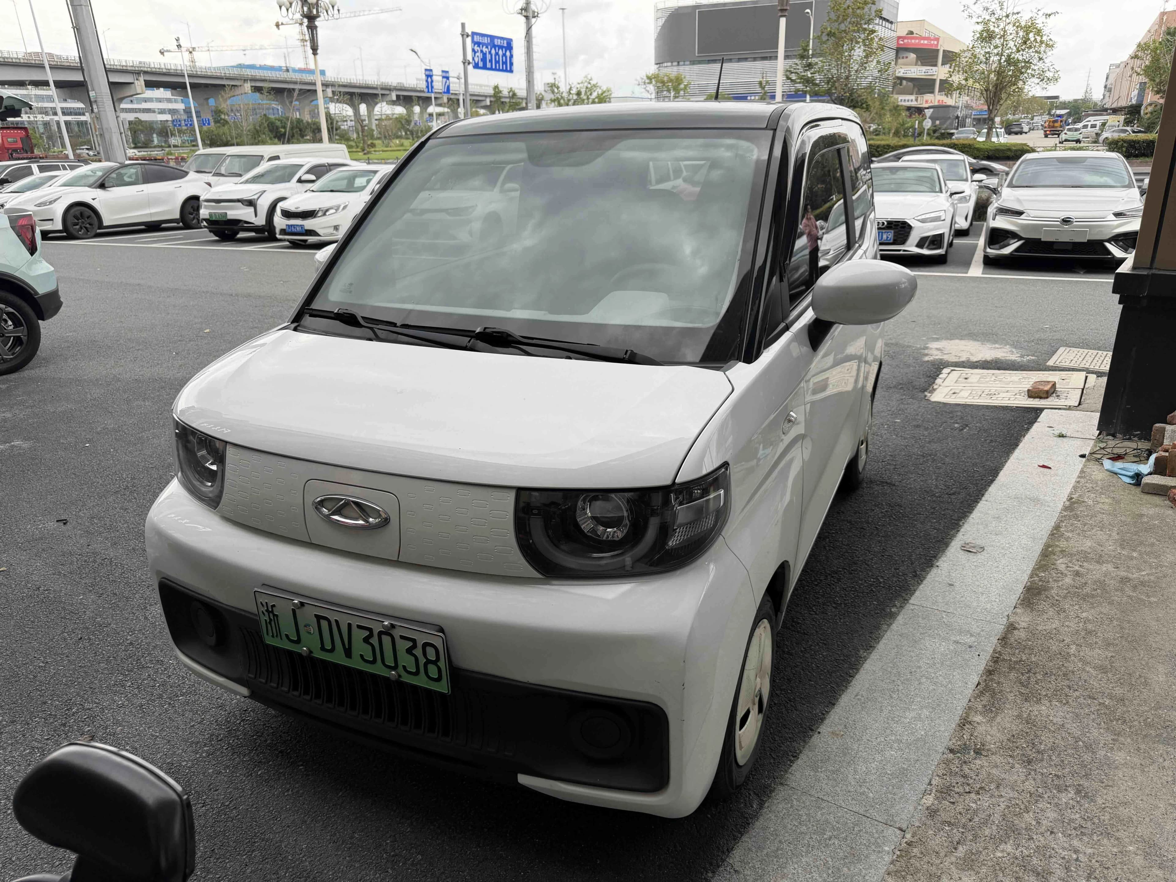 Chery NEV QQ Ice Cream 2022 170km I'm sorry, but "圣代" is not a car specification or trim text. It typically means "sundae" (as in ice cream) in Chinese. Could you please provide the correct car specification text? LFP