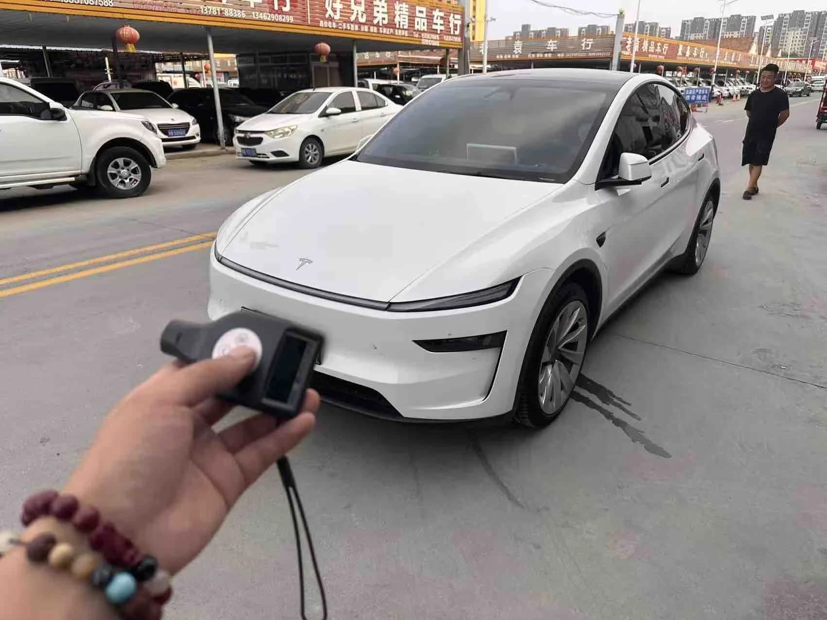 Tesla Model Y 2025 RWD