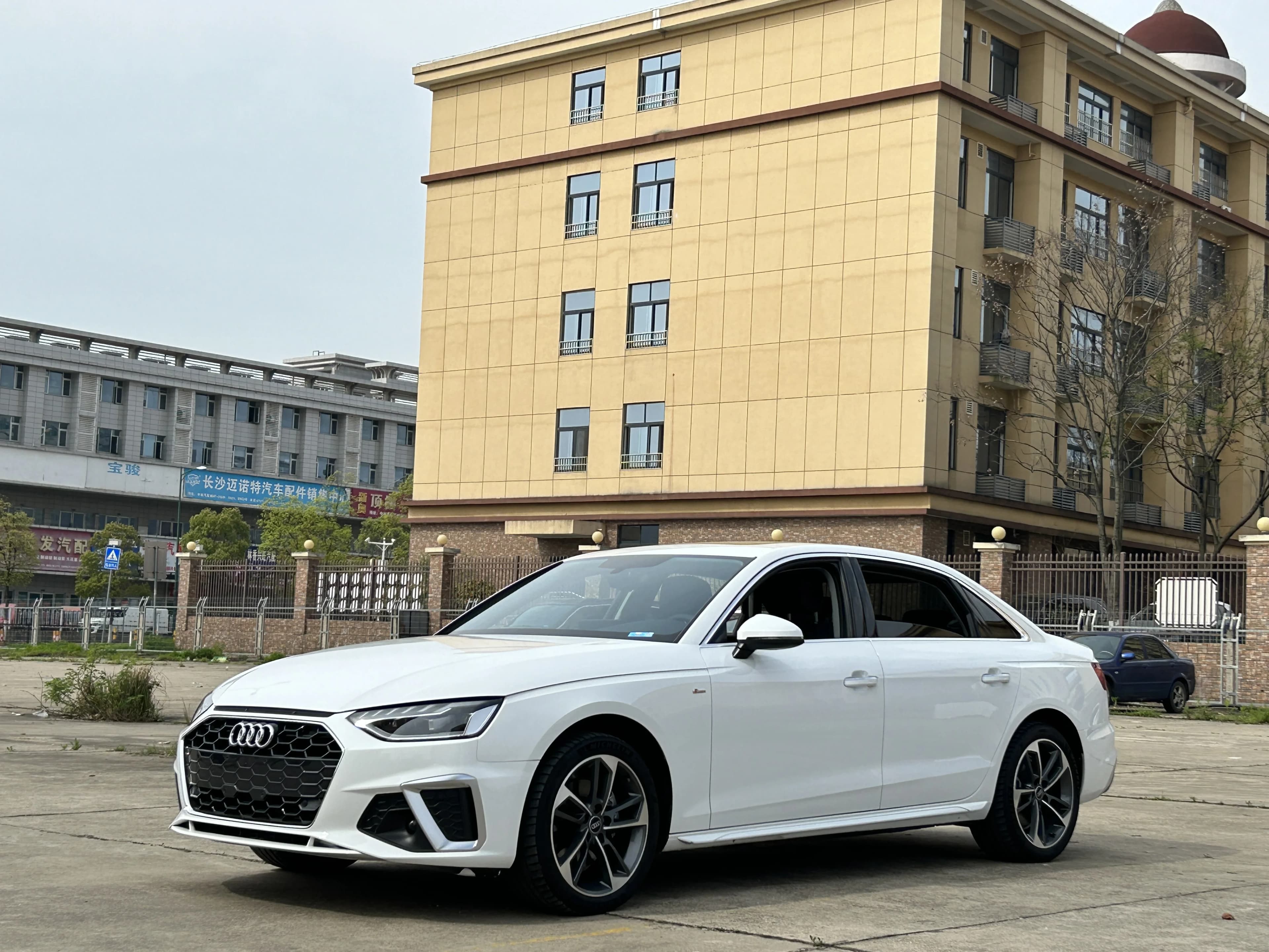 Audi A4L 2024款 40 TFSI 时尚动感型