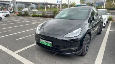 Tesla Model Y 2024 RWD thumbnail 2