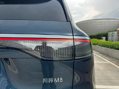 鸿蒙智行 问界M8 2025款 增程 Ultra版 53.4kWh 5座版 (192线激光雷达) thumbnail 18