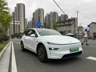 Tesla Model Y L 2025 Long RangeAll-wheel drive thumbnail 4