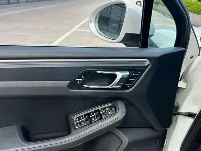 Porsche Macan 2017 2.0T thumbnail 13