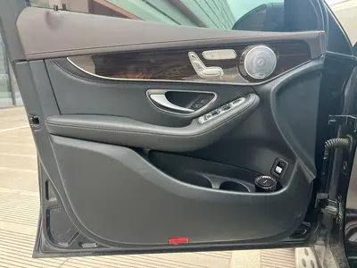 Mercedes-Benz GLC 2018 -Class GLC 260 4MATIC Luxury thumbnail 9