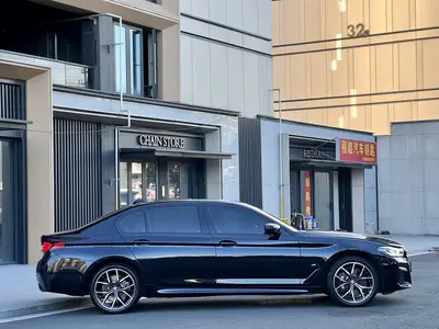 BMW 5 Series 2023 530Li Leading MM Sport thumbnail 9